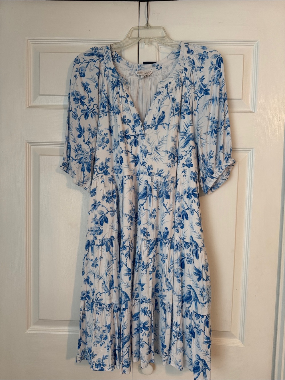 Crown and Ivy Blue Floral V-Neck Tiered Women's Dress